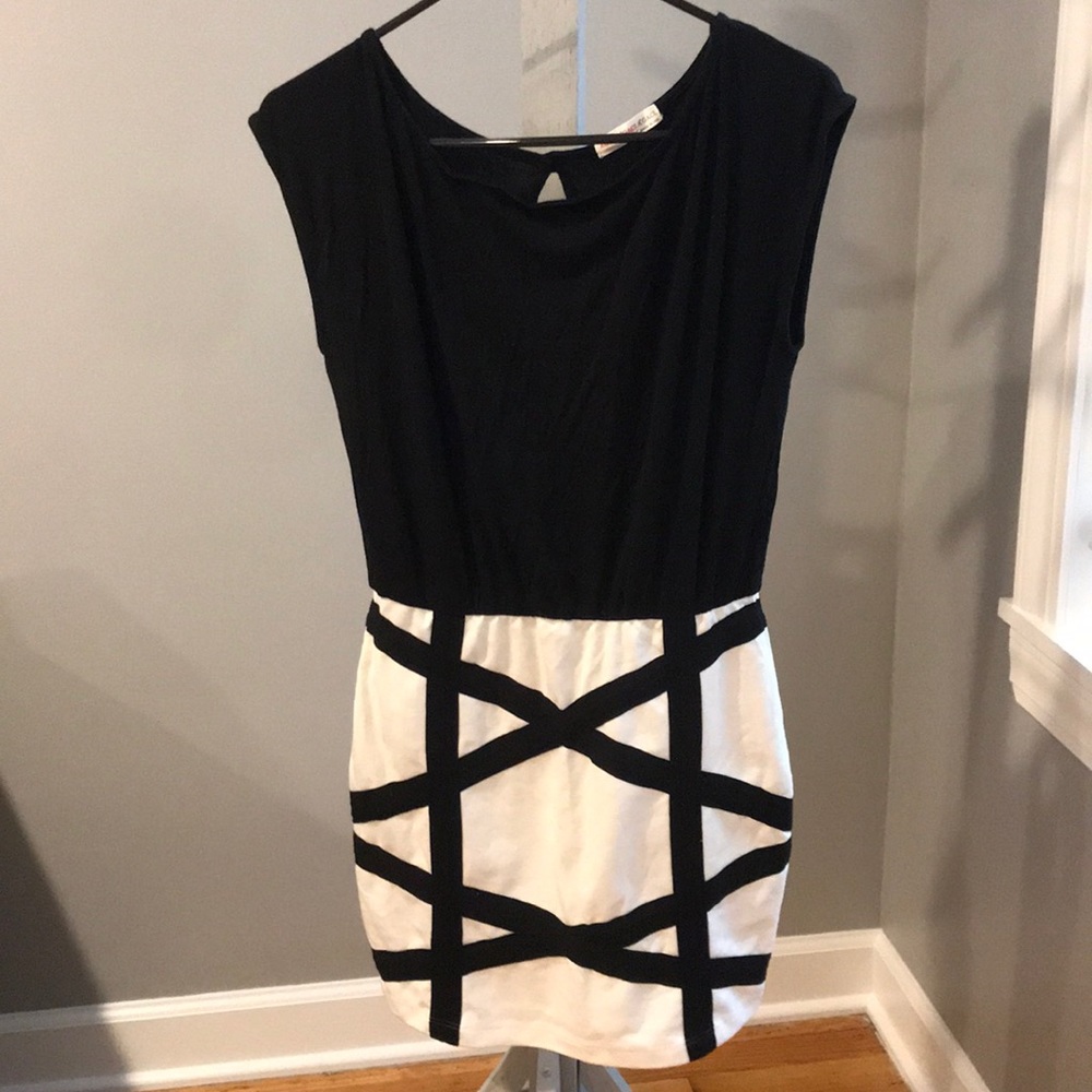 Beautiful Dress - Picture 2 of 3